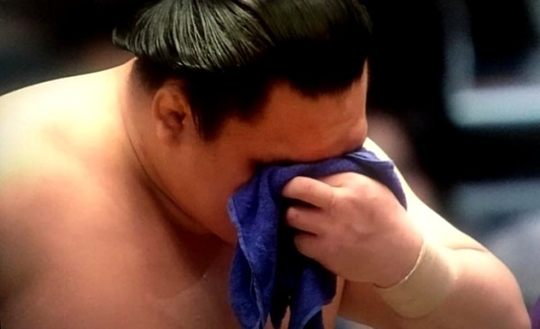 Осака хотын үзэгчид Хакүхо аваргыг үг хэлүүлсэнгүй, нулимсыг нь үзэв